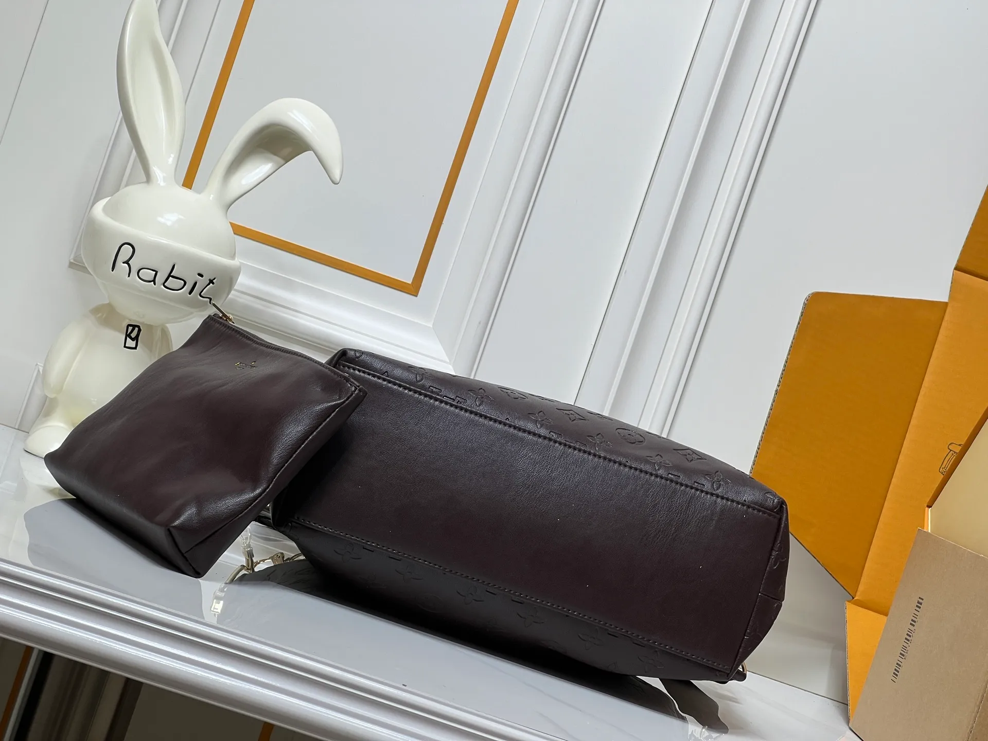 Batch 260💰Upgraded original M12068 M12071 M12072 This new Coussin series of hobo bags combines fashion and functionality, and combines the series’ iconic design elements. The bag is made of smooth cotton-paved leather and is embossed with the brand's Monogram pattern. The signature thick chain strap is accented with gold-tone hardware, while the wide detachable textile shoulder strap allows you to carry it in different ways. This versatile style is large enough to hold a laptop and features a removable zip pocket. Dimensions: 38x33x10 cm
