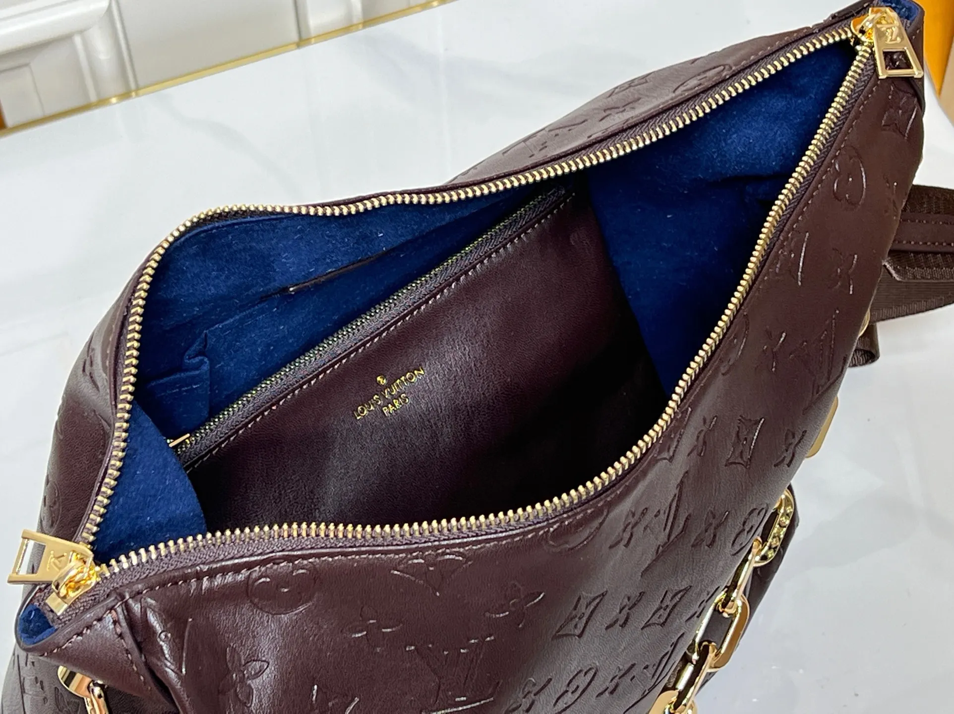 Batch 260💰Upgraded original M12068 M12071 M12072 This new Coussin series of hobo bags combines fashion and functionality, and combines the series’ iconic design elements. The bag is made of smooth cotton-paved leather and is embossed with the brand's Monogram pattern. The signature thick chain strap is accented with gold-tone hardware, while the wide detachable textile shoulder strap allows you to carry it in different ways. This versatile style is large enough to hold a laptop and features a removable zip pocket. Dimensions: 38x33x10 cm