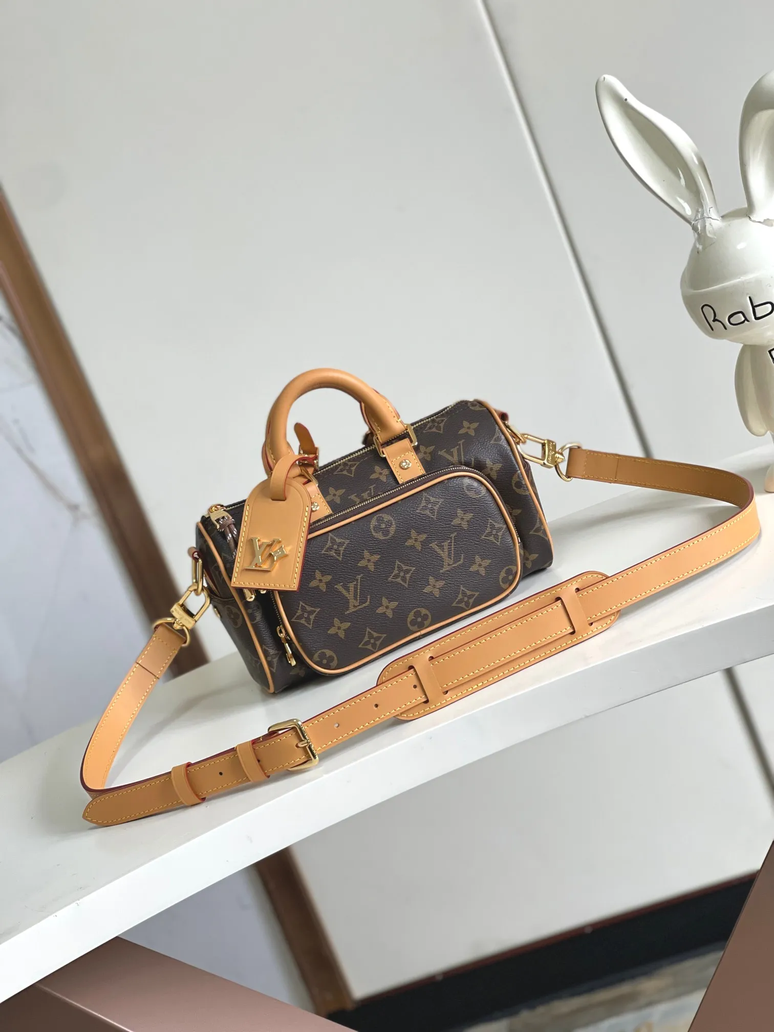 💰1060 Top-quality original single real home shot】Dynamic chip, top-grain leather, semi-steel hardware, 14028 presbyopia, 13988 black leather. This Keepall Bandoulière 25 handbag is made of grain leather with suede details and distressed metal parts. The Monogram canvas outer bag is opened with a cord zipper, making it easy to access and place your belongings. Removable and adjustable leather shoulder strap provides comfortable shoulder carrying experience. Length, height and width: 25x15x11cm