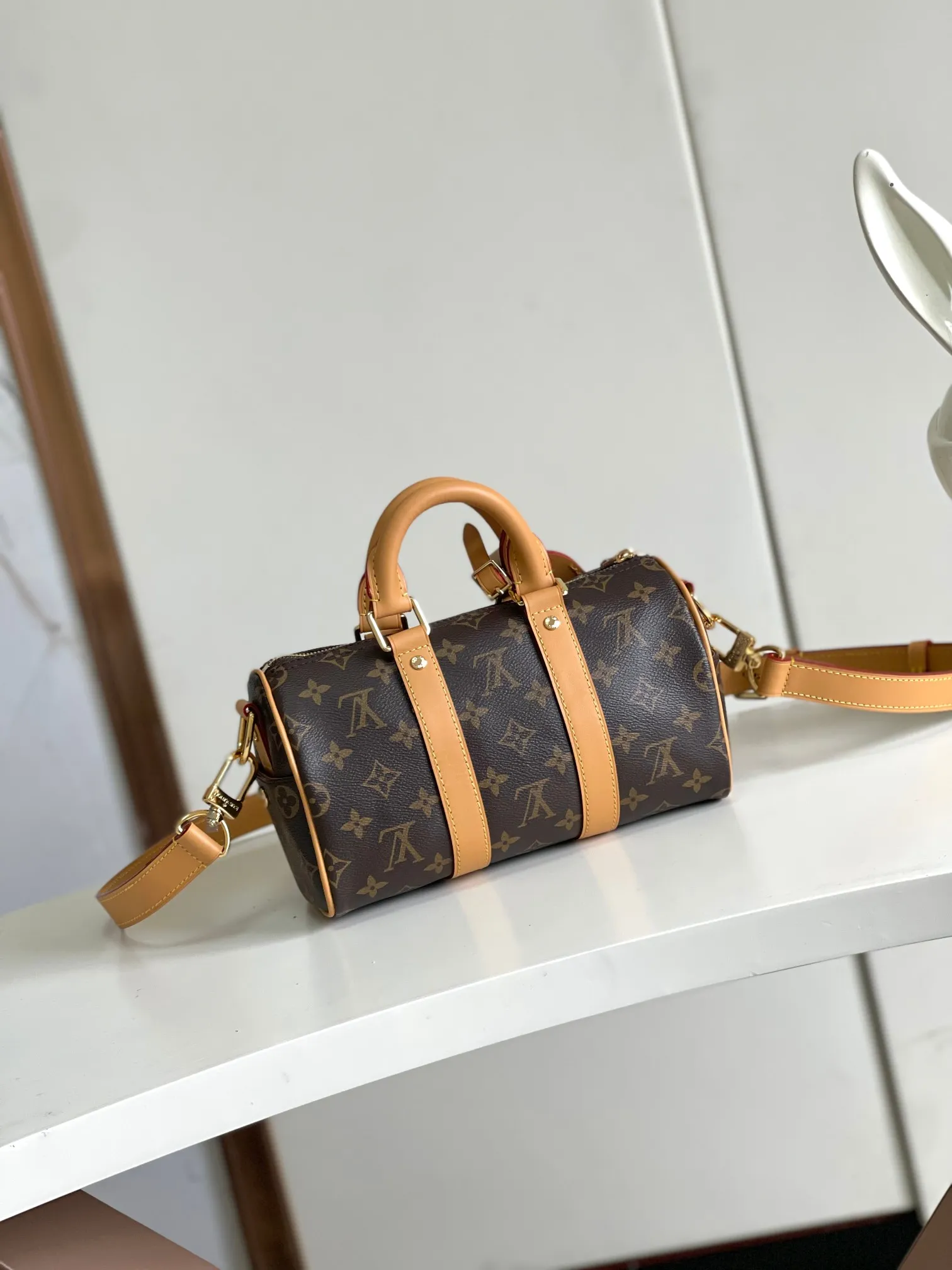 💰1060 Top-quality original single real home shot】Dynamic chip, top-grain leather, semi-steel hardware, 14028 presbyopia, 13988 black leather. This Keepall Bandoulière 25 handbag is made of grain leather with suede details and distressed metal parts. The Monogram canvas outer bag is opened with a cord zipper, making it easy to access and place your belongings. Removable and adjustable leather shoulder strap provides comfortable shoulder carrying experience. Length, height and width: 25x15x11cm