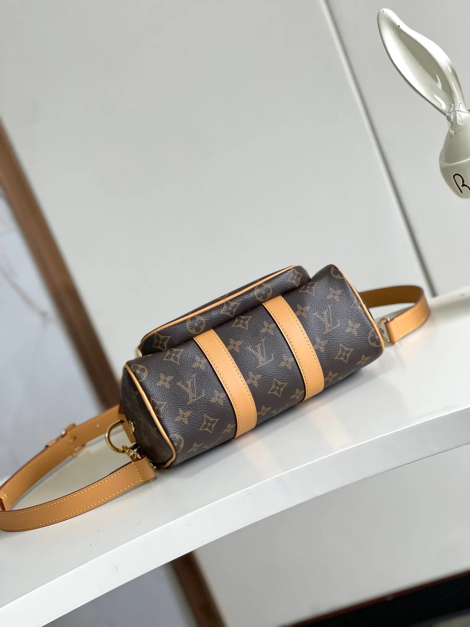 💰1060 Top-quality original single real home shot】Dynamic chip, top-grain leather, semi-steel hardware, 14028 presbyopia, 13988 black leather. This Keepall Bandoulière 25 handbag is made of grain leather with suede details and distressed metal parts. The Monogram canvas outer bag is opened with a cord zipper, making it easy to access and place your belongings. Removable and adjustable leather shoulder strap provides comfortable shoulder carrying experience. Length, height and width: 25x15x11cm