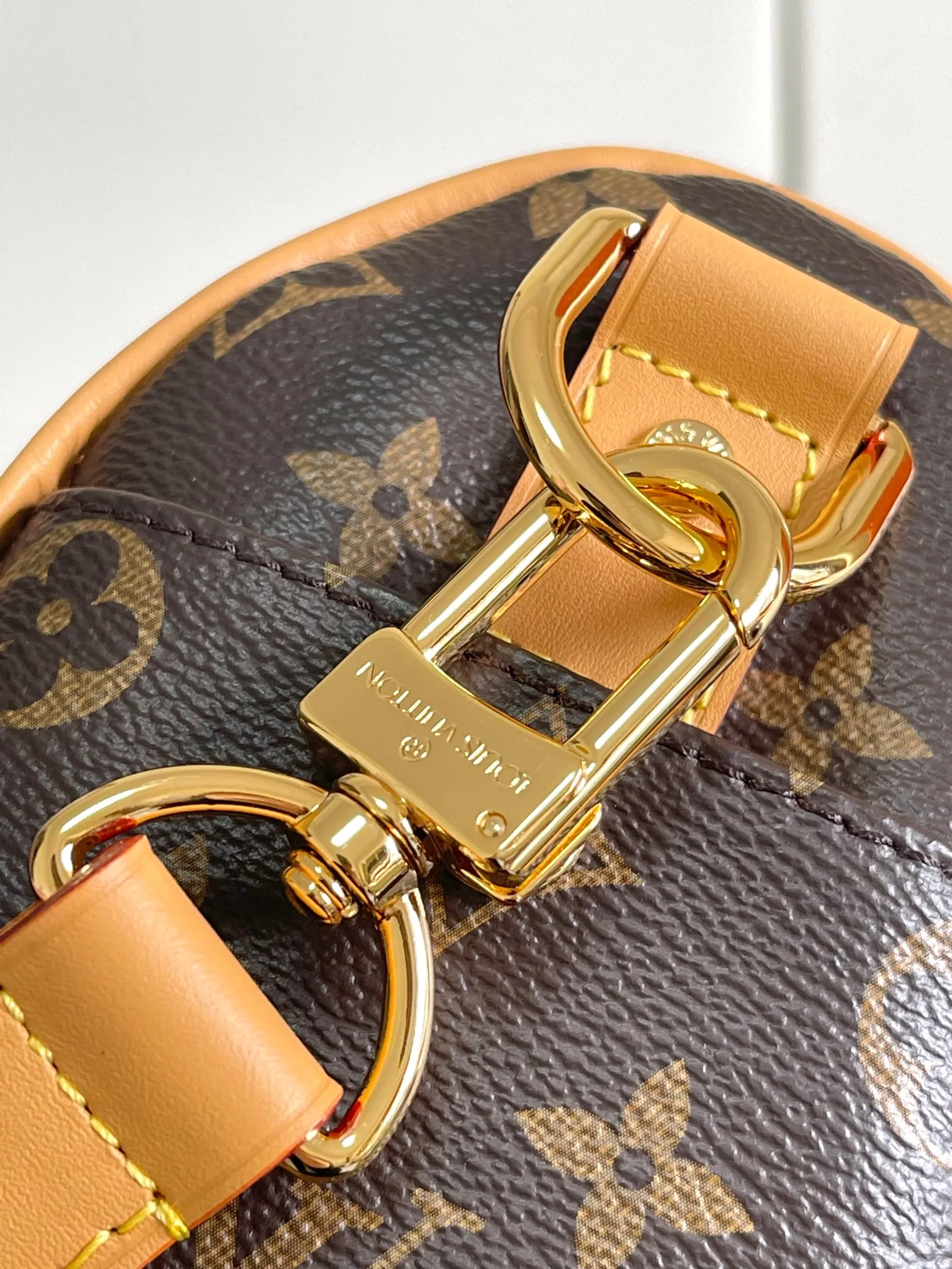 💰1060 Top-quality original single real home shot】Dynamic chip, top-grain leather, semi-steel hardware, 14028 presbyopia, 13988 black leather. This Keepall Bandoulière 25 handbag is made of grain leather with suede details and distressed metal parts. The Monogram canvas outer bag is opened with a cord zipper, making it easy to access and place your belongings. Removable and adjustable leather shoulder strap provides comfortable shoulder carrying experience. Length, height and width: 25x15x11cm
