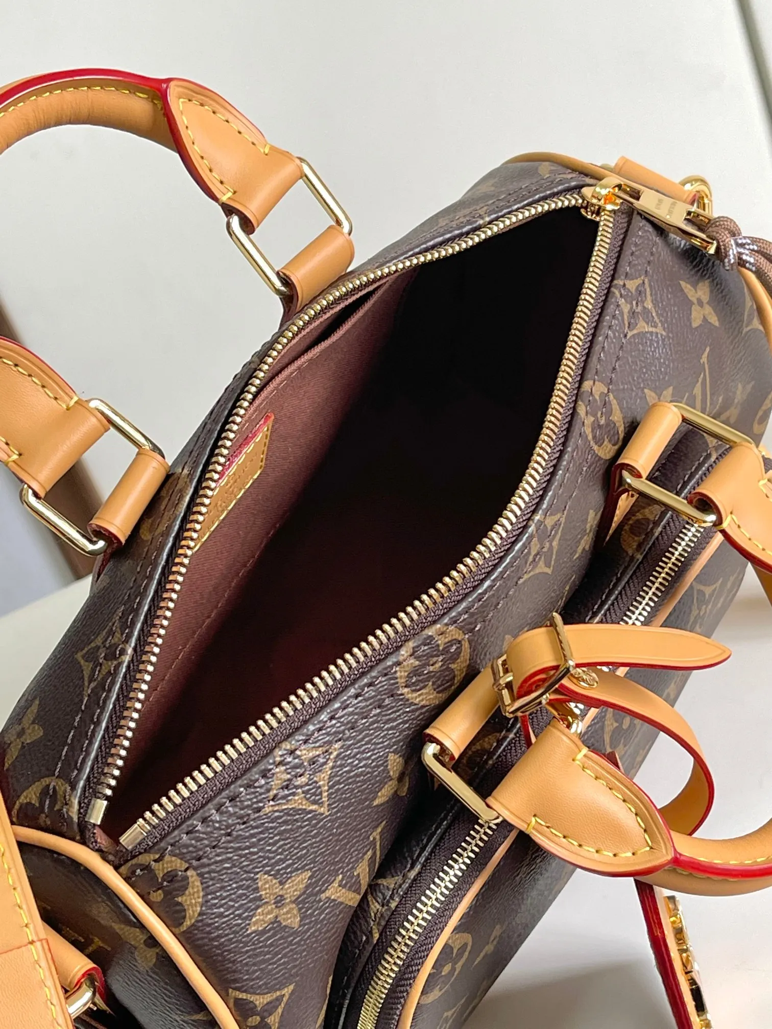 💰1060 Top-quality original single real home shot】Dynamic chip, top-grain leather, semi-steel hardware, 14028 presbyopia, 13988 black leather. This Keepall Bandoulière 25 handbag is made of grain leather with suede details and distressed metal parts. The Monogram canvas outer bag is opened with a cord zipper, making it easy to access and place your belongings. Removable and adjustable leather shoulder strap provides comfortable shoulder carrying experience. Length, height and width: 25x15x11cm