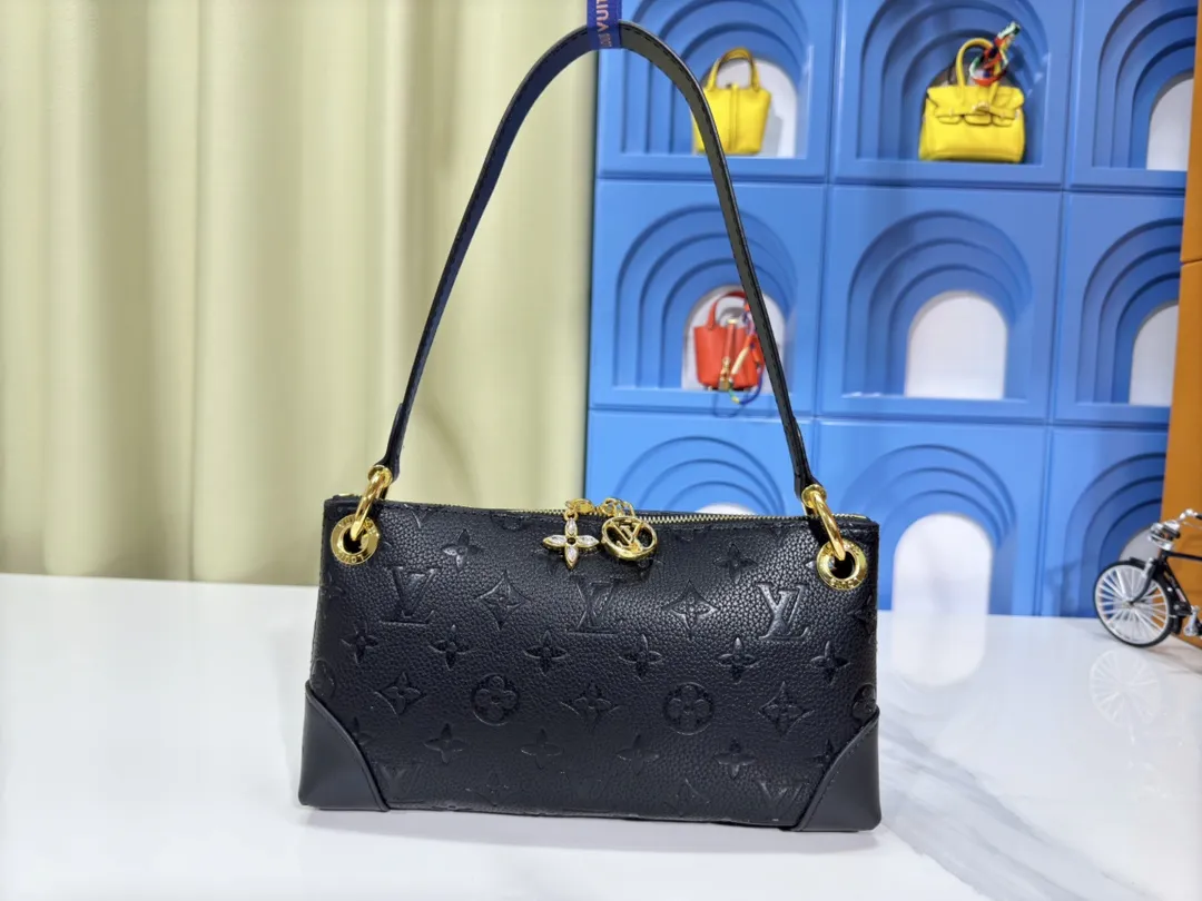 P200💰Upgraded from the original M12174, this Pochette Sèvres is part of the LV Ski Collection and is ready to shine in a “shiny” gun metal tone. It's crafted from signature Monogram Empreinte leather with pale gold hardware for an elegant contrast. The double zip closure features two pendants, one depicting an LV ring and the other displaying a crystal-embellished Monogram flower. Think of it as the perfect après-ski bag. Dimensions: 25 x 13 x 5 cm (length x height x width)
