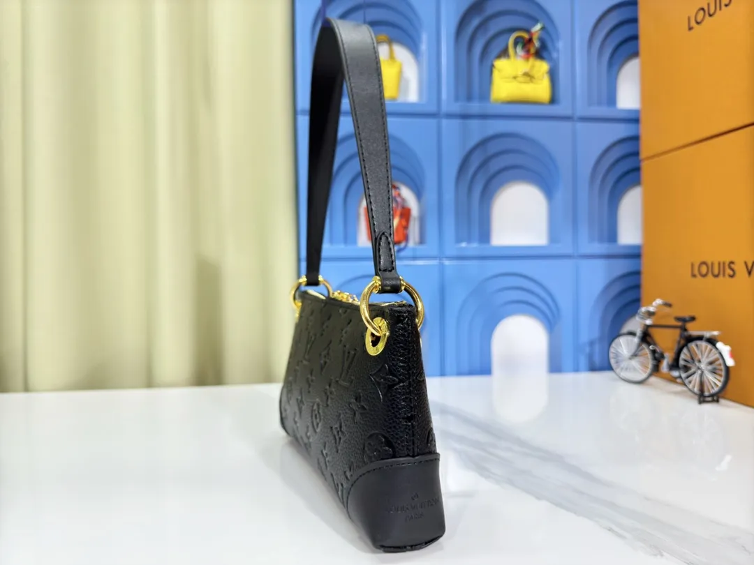 P200💰Upgraded from the original M12174, this Pochette Sèvres is part of the LV Ski Collection and is ready to shine in a “shiny” gun metal tone. It's crafted from signature Monogram Empreinte leather with pale gold hardware for an elegant contrast. The double zip closure features two pendants, one depicting an LV ring and the other displaying a crystal-embellished Monogram flower. Think of it as the perfect après-ski bag. Dimensions: 25 x 13 x 5 cm (length x height x width)