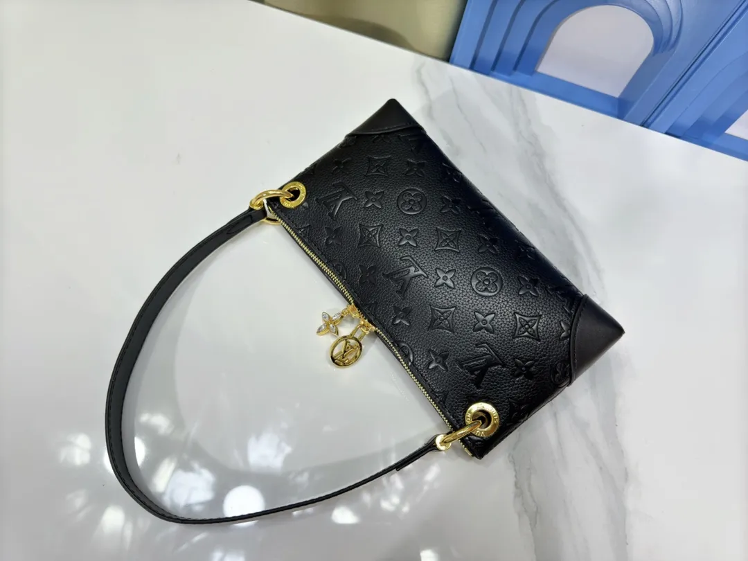 P200💰Upgraded from the original M12174, this Pochette Sèvres is part of the LV Ski Collection and is ready to shine in a “shiny” gun metal tone. It's crafted from signature Monogram Empreinte leather with pale gold hardware for an elegant contrast. The double zip closure features two pendants, one depicting an LV ring and the other displaying a crystal-embellished Monogram flower. Think of it as the perfect après-ski bag. Dimensions: 25 x 13 x 5 cm (length x height x width)