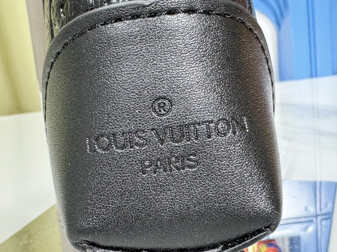 P200💰Upgraded from the original M12174, this Pochette Sèvres is part of the LV Ski Collection and is ready to shine in a “shiny” gun metal tone. It's crafted from signature Monogram Empreinte leather with pale gold hardware for an elegant contrast. The double zip closure features two pendants, one depicting an LV ring and the other displaying a crystal-embellished Monogram flower. Think of it as the perfect après-ski bag. Dimensions: 25 x 13 x 5 cm (length x height x width)