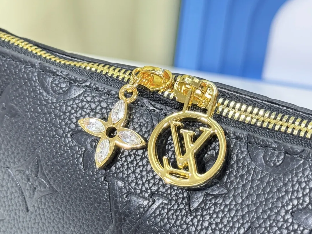 P200💰Upgraded from the original M12174, this Pochette Sèvres is part of the LV Ski Collection and is ready to shine in a “shiny” gun metal tone. It's crafted from signature Monogram Empreinte leather with pale gold hardware for an elegant contrast. The double zip closure features two pendants, one depicting an LV ring and the other displaying a crystal-embellished Monogram flower. Think of it as the perfect après-ski bag. Dimensions: 25 x 13 x 5 cm (length x height x width)