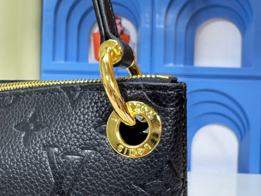 P200💰Upgraded from the original M12174, this Pochette Sèvres is part of the LV Ski Collection and is ready to shine in a “shiny” gun metal tone. It's crafted from signature Monogram Empreinte leather with pale gold hardware for an elegant contrast. The double zip closure features two pendants, one depicting an LV ring and the other displaying a crystal-embellished Monogram flower. Think of it as the perfect après-ski bag. Dimensions: 25 x 13 x 5 cm (length x height x width)
