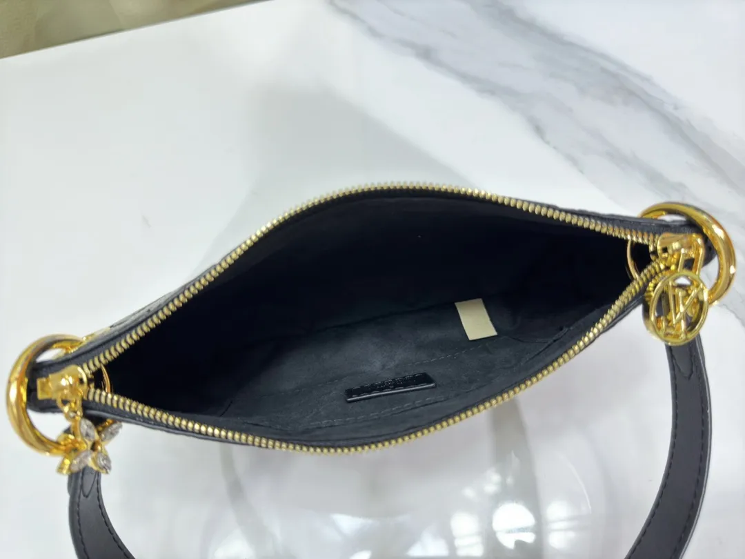 P200💰Upgraded from the original M12174, this Pochette Sèvres is part of the LV Ski Collection and is ready to shine in a “shiny” gun metal tone. It's crafted from signature Monogram Empreinte leather with pale gold hardware for an elegant contrast. The double zip closure features two pendants, one depicting an LV ring and the other displaying a crystal-embellished Monogram flower. Think of it as the perfect après-ski bag. Dimensions: 25 x 13 x 5 cm (length x height x width)