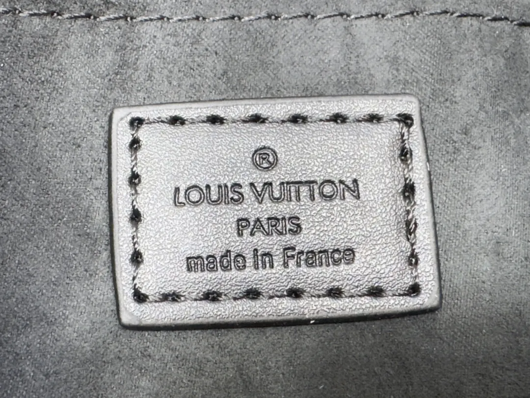 P200💰Upgraded from the original M12174, this Pochette Sèvres is part of the LV Ski Collection and is ready to shine in a “shiny” gun metal tone. It's crafted from signature Monogram Empreinte leather with pale gold hardware for an elegant contrast. The double zip closure features two pendants, one depicting an LV ring and the other displaying a crystal-embellished Monogram flower. Think of it as the perfect après-ski bag. Dimensions: 25 x 13 x 5 cm (length x height x width)