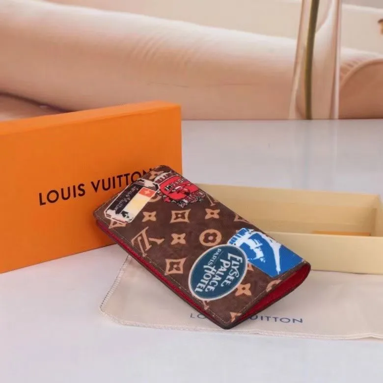 P140💰126454 Canvas Red New Product The latest model for spring and summer 2024, this pocket wallet combines the elegance of Damier Graphite canvas with the delicate texture of Epi leather, with stripes emblazoned with the Louis Vuitton logo. The elegant design can accommodate credit cards, banknotes and receipts, making it suitable for daily carrying or gift giving. Epi leather and Damier Graphite coated sail. Textile cowhide trim, cowhide lining, card compartment, size 11×19×2cm 62665 63212.