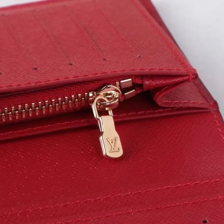 P140💰126454 Canvas Red New Product The latest model for spring and summer 2024, this pocket wallet combines the elegance of Damier Graphite canvas with the delicate texture of Epi leather, with stripes emblazoned with the Louis Vuitton logo. The elegant design can accommodate credit cards, banknotes and receipts, making it suitable for daily carrying or gift giving. Epi leather and Damier Graphite coated sail. Textile cowhide trim, cowhide lining, card compartment, size 11×19×2cm 62665 63212.