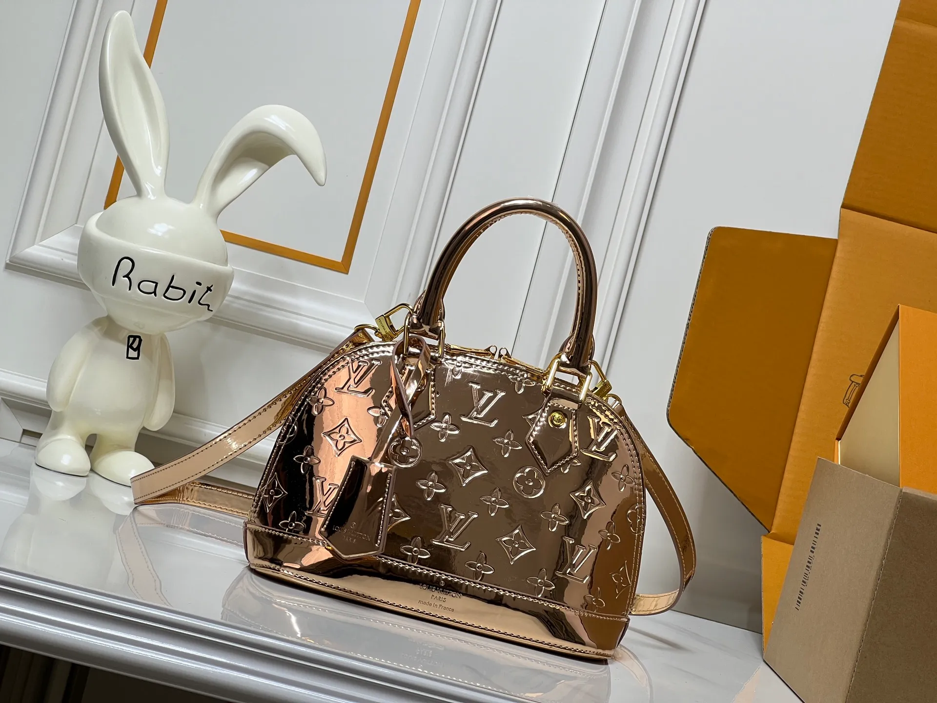 Batch 260💰M11835 M53151 M53152 The Alma medium handbag of the LVSki series draws inspiration from the Louis Vuitton archive hard box, rendering a new Monogram Miroir effect on the Monogram embossed coated canvas, highlighting the concept of retro futurism. Spacious interior patch pockets ensure organized storage. Size: 23.5x17.5x11.5cm