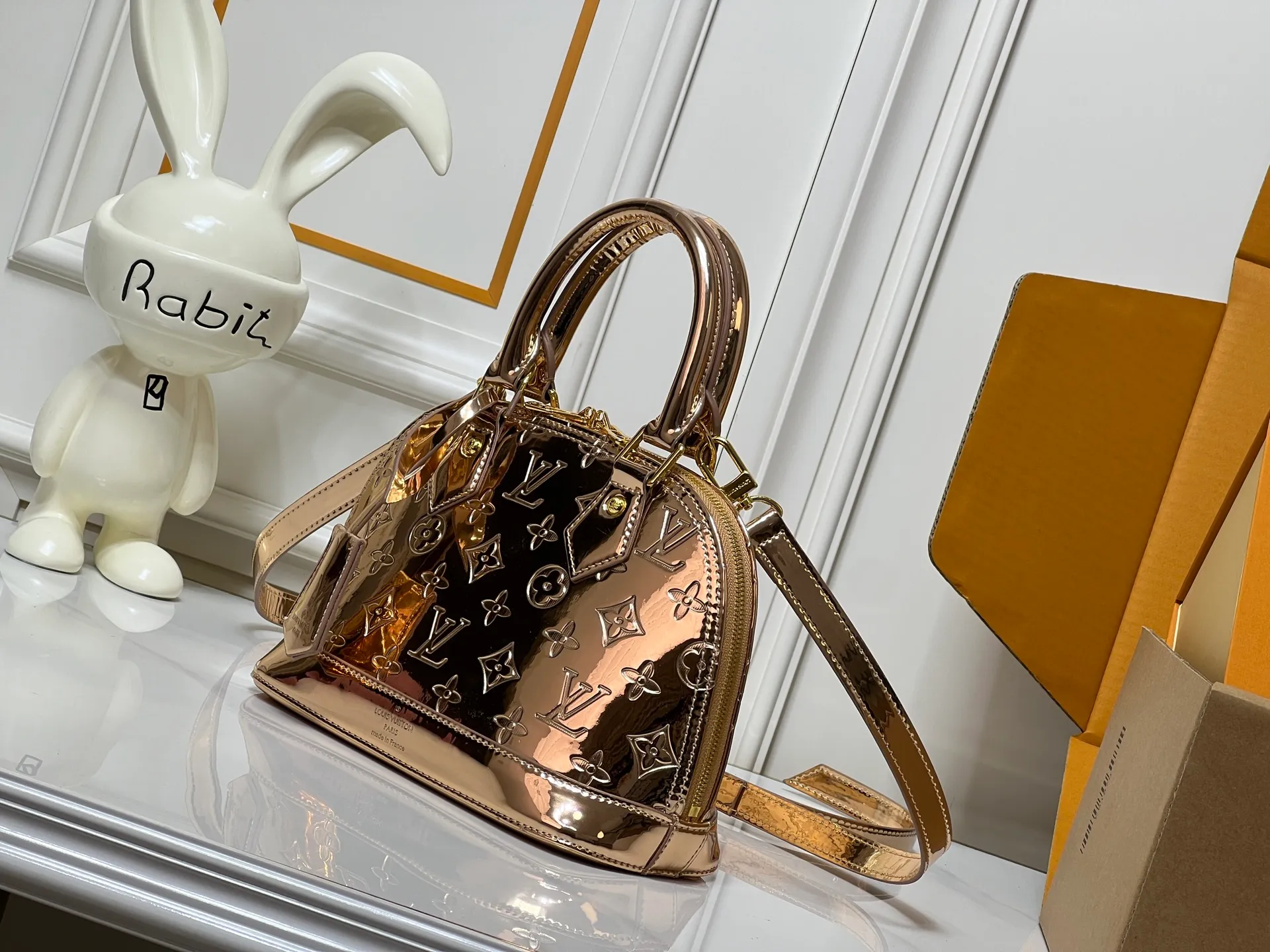 Batch 260💰M11835 M53151 M53152 The Alma medium handbag of the LVSki series draws inspiration from the Louis Vuitton archive hard box, rendering a new Monogram Miroir effect on the Monogram embossed coated canvas, highlighting the concept of retro futurism. Spacious interior patch pockets ensure organized storage. Size: 23.5x17.5x11.5cm