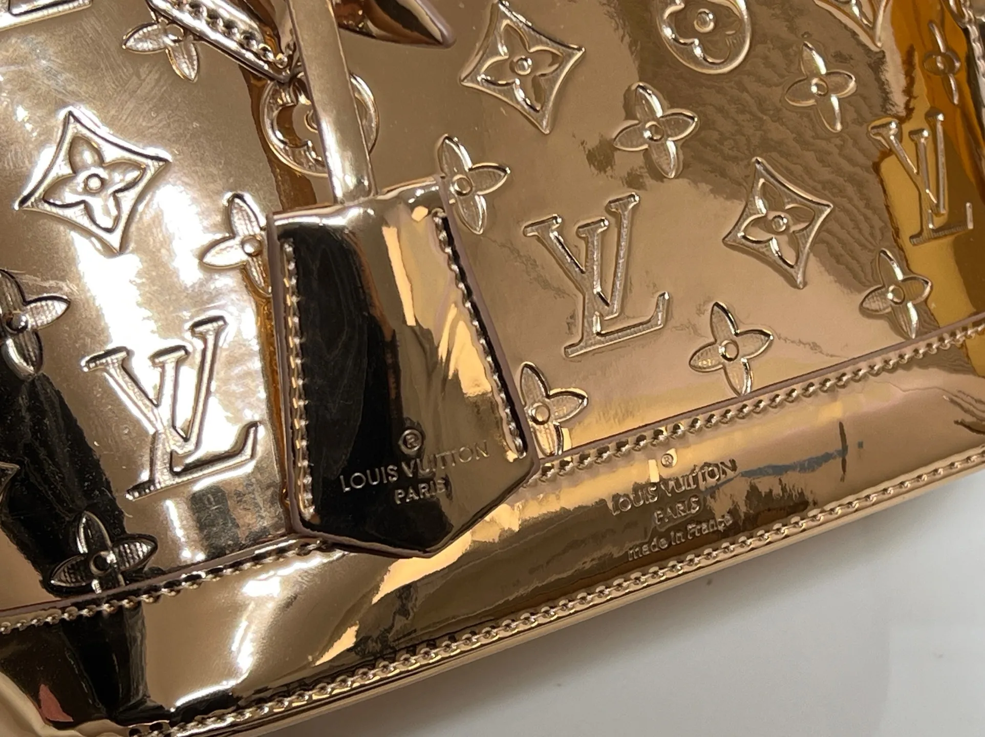 Batch 260💰M11835 M53151 M53152 The Alma medium handbag of the LVSki series draws inspiration from the Louis Vuitton archive hard box, rendering a new Monogram Miroir effect on the Monogram embossed coated canvas, highlighting the concept of retro futurism. Spacious interior patch pockets ensure organized storage. Size: 23.5x17.5x11.5cm