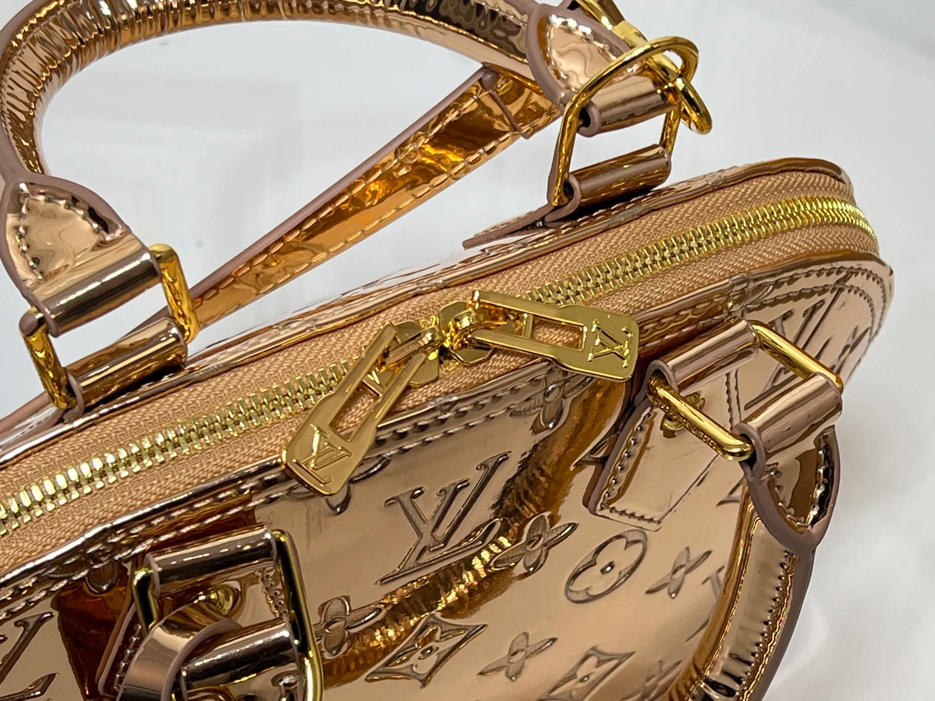 Batch 260💰M11835 M53151 M53152 The Alma medium handbag of the LVSki series draws inspiration from the Louis Vuitton archive hard box, rendering a new Monogram Miroir effect on the Monogram embossed coated canvas, highlighting the concept of retro futurism. Spacious interior patch pockets ensure organized storage. Size: 23.5x17.5x11.5cm