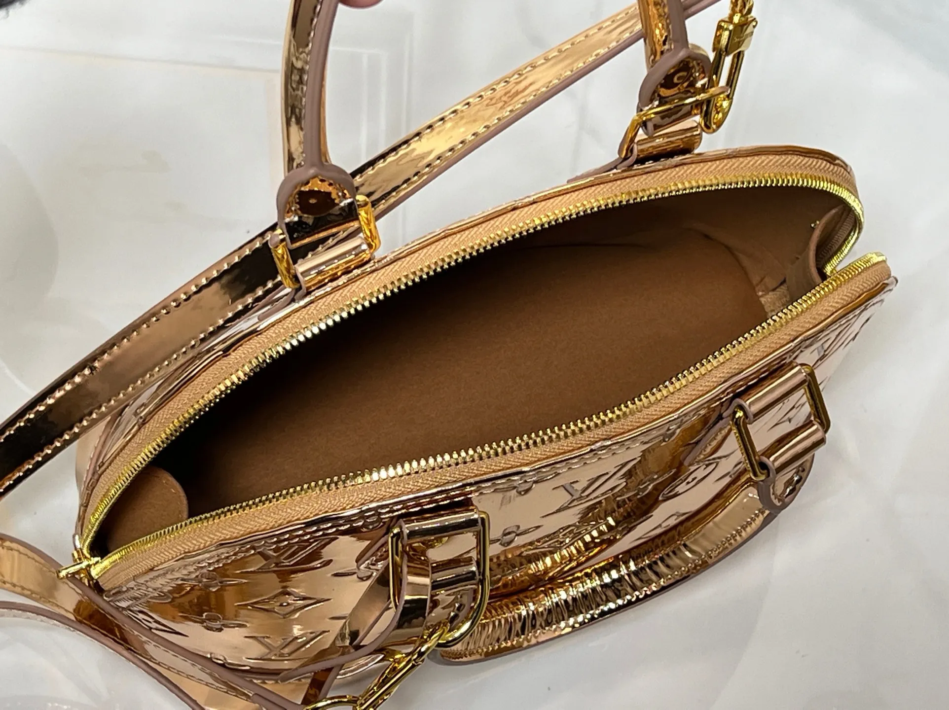 Batch 260💰M11835 M53151 M53152 The Alma medium handbag of the LVSki series draws inspiration from the Louis Vuitton archive hard box, rendering a new Monogram Miroir effect on the Monogram embossed coated canvas, highlighting the concept of retro futurism. Spacious interior patch pockets ensure organized storage. Size: 23.5x17.5x11.5cm