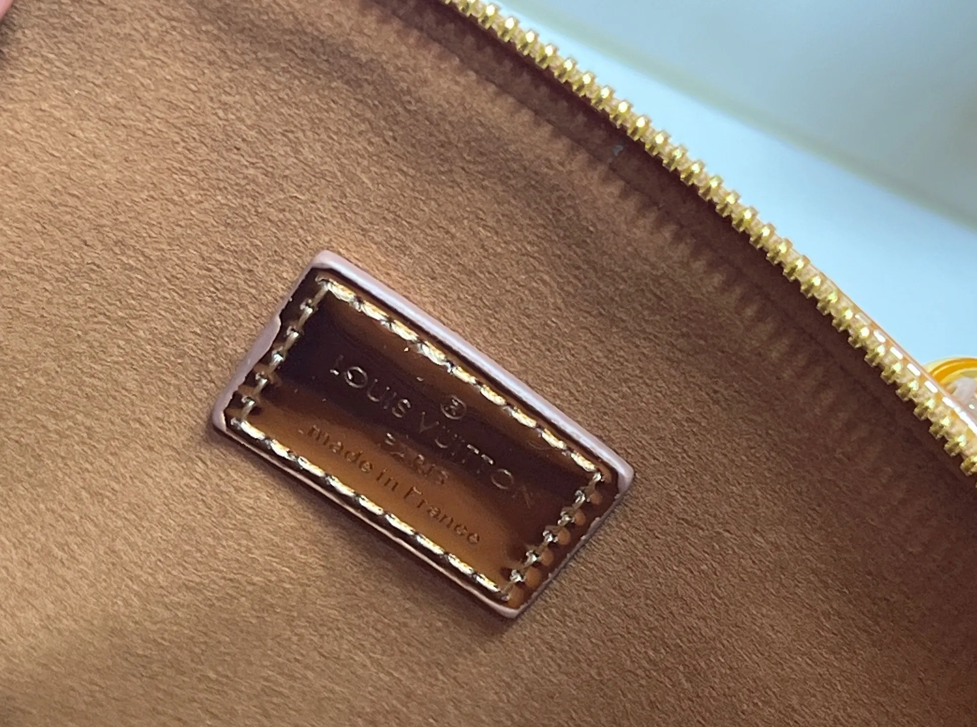 Batch 260💰M11835 M53151 M53152 The Alma medium handbag of the LVSki series draws inspiration from the Louis Vuitton archive hard box, rendering a new Monogram Miroir effect on the Monogram embossed coated canvas, highlighting the concept of retro futurism. Spacious interior patch pockets ensure organized storage. Size: 23.5x17.5x11.5cm