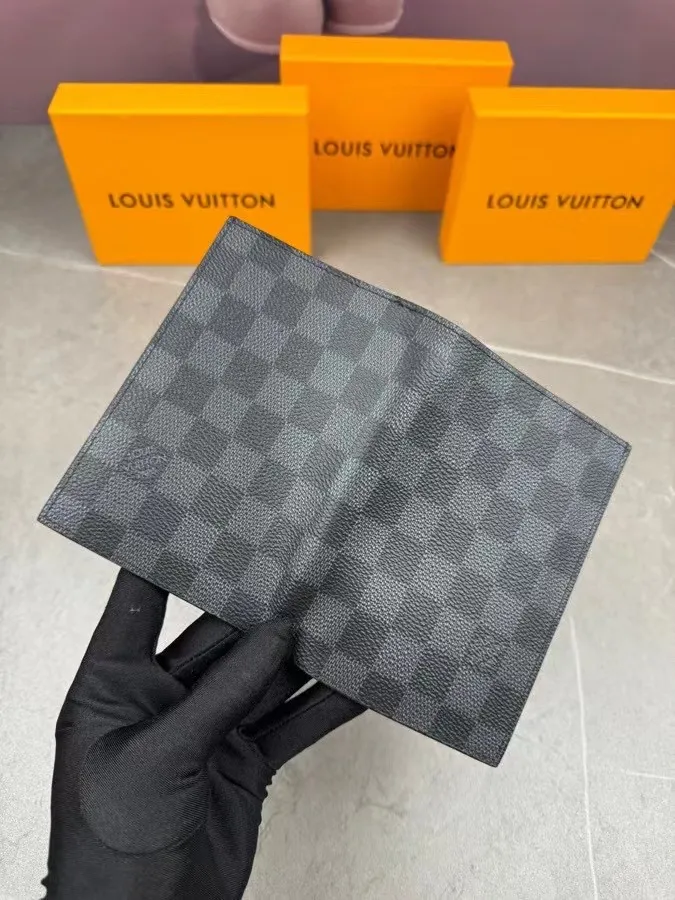 P100💰 M64502! The perfect companion for traveling in style. Lined with luxurious grained calfskin and featuring a multi-compartment interior, this is a classic travel accessory. The image of a giraffe carrying a gorgeous Louis Vuitton handbag and making a shopping spree transforms this elegant passport holder into the embodiment of cuteness. 10.0 x 14.0 x 2.5 cm (length x height x width).