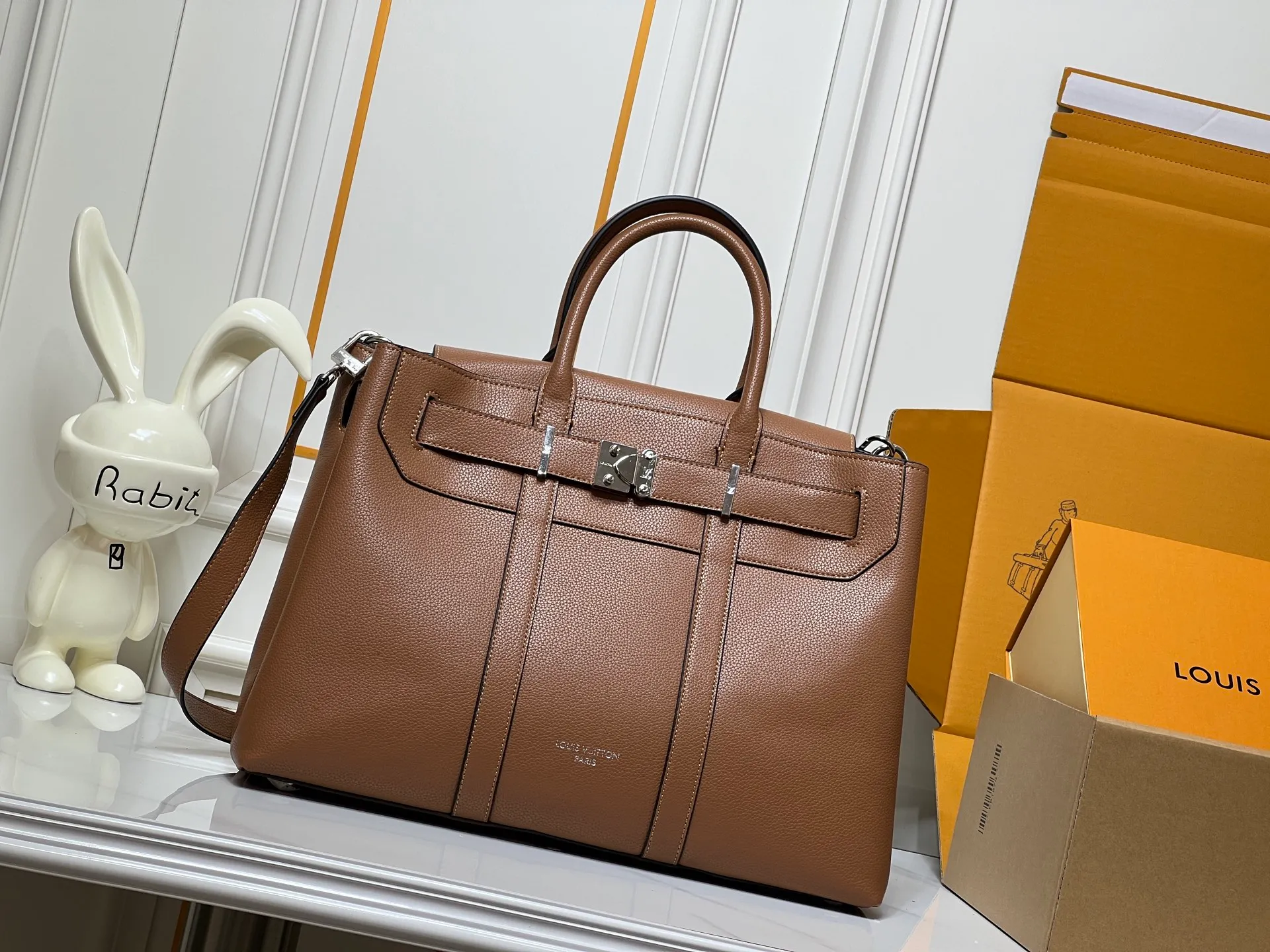 Batch 380💰Upgraded original M23153 M23154 M11663 This Georges Tote medium handbag is made of Cuir Millesime grained cow leather, with deep tones to enhance the elegance, and the S-lock lock, extended handle and unique silhouette highlight the avant-garde style. The cow leather is sourced from Domaine des Massifs, ensuring excellent quality and ethical farming principles. Dimensions: 41.0 x 29.0 x 14.0 cm (length x height x width)