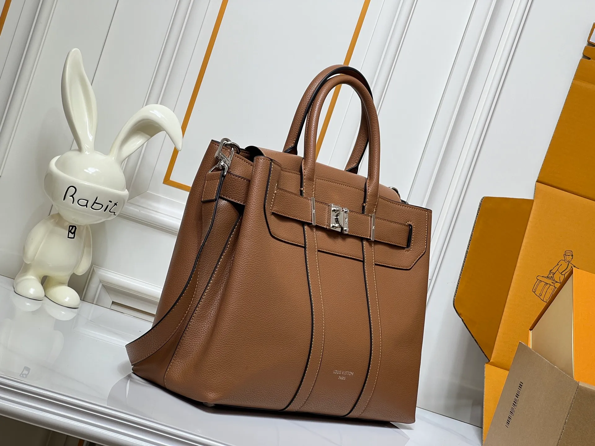 Batch 380💰Upgraded original M23153 M23154 M11663 This Georges Tote medium handbag is made of Cuir Millesime grained cow leather, with deep tones to enhance the elegance, and the S-lock lock, extended handle and unique silhouette highlight the avant-garde style. The cow leather is sourced from Domaine des Massifs, ensuring excellent quality and ethical farming principles. Dimensions: 41.0 x 29.0 x 14.0 cm (length x height x width)