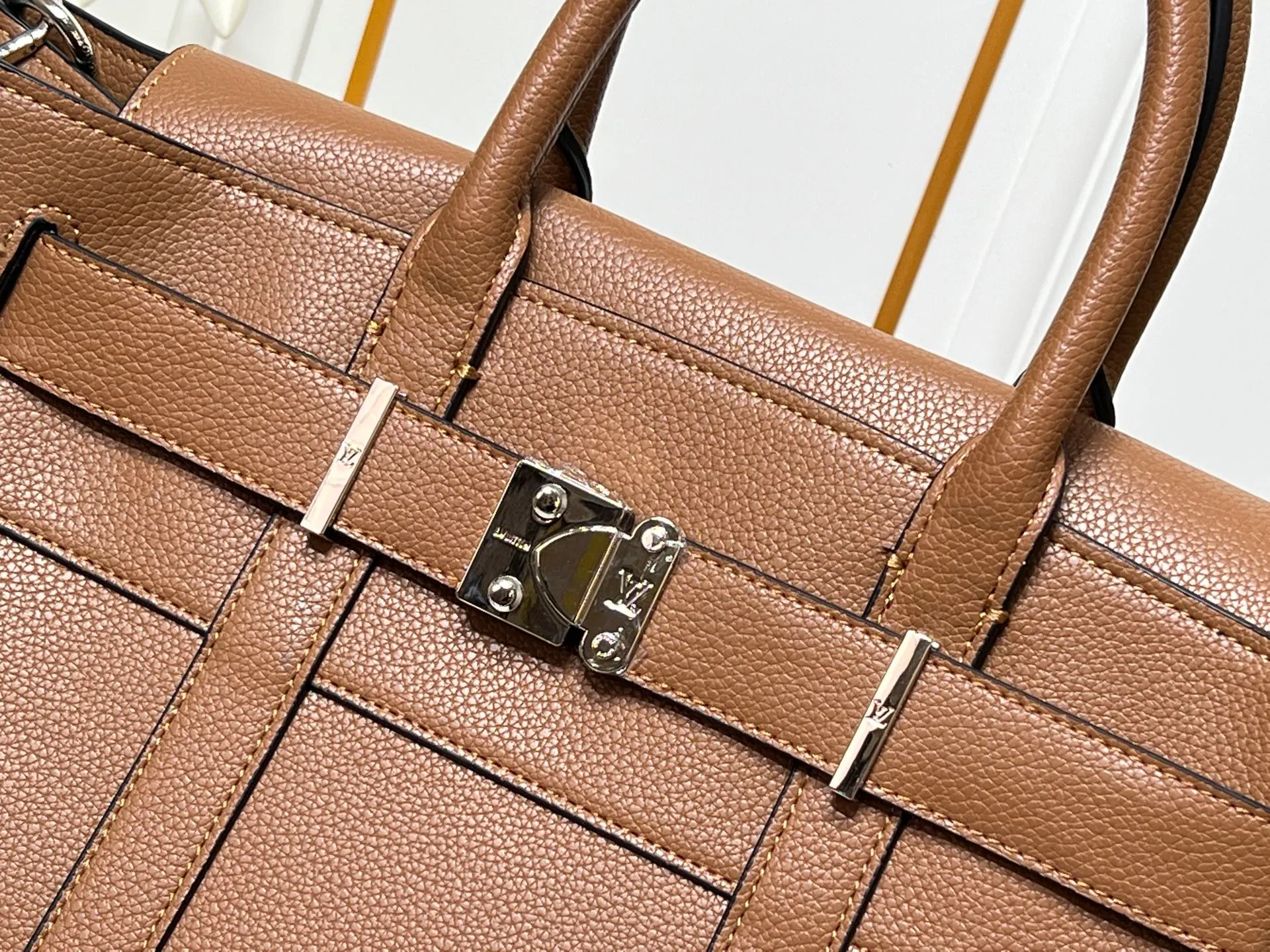 Batch 380💰Upgraded original M23153 M23154 M11663 This Georges Tote medium handbag is made of Cuir Millesime grained cow leather, with deep tones to enhance the elegance, and the S-lock lock, extended handle and unique silhouette highlight the avant-garde style. The cow leather is sourced from Domaine des Massifs, ensuring excellent quality and ethical farming principles. Dimensions: 41.0 x 29.0 x 14.0 cm (length x height x width)