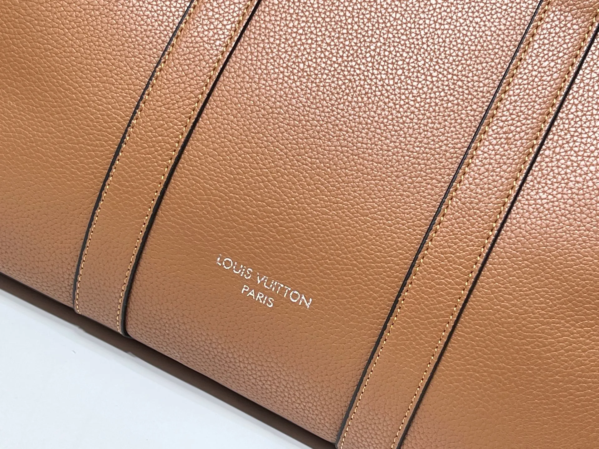 Batch 380💰Upgraded original M23153 M23154 M11663 This Georges Tote medium handbag is made of Cuir Millesime grained cow leather, with deep tones to enhance the elegance, and the S-lock lock, extended handle and unique silhouette highlight the avant-garde style. The cow leather is sourced from Domaine des Massifs, ensuring excellent quality and ethical farming principles. Dimensions: 41.0 x 29.0 x 14.0 cm (length x height x width)
