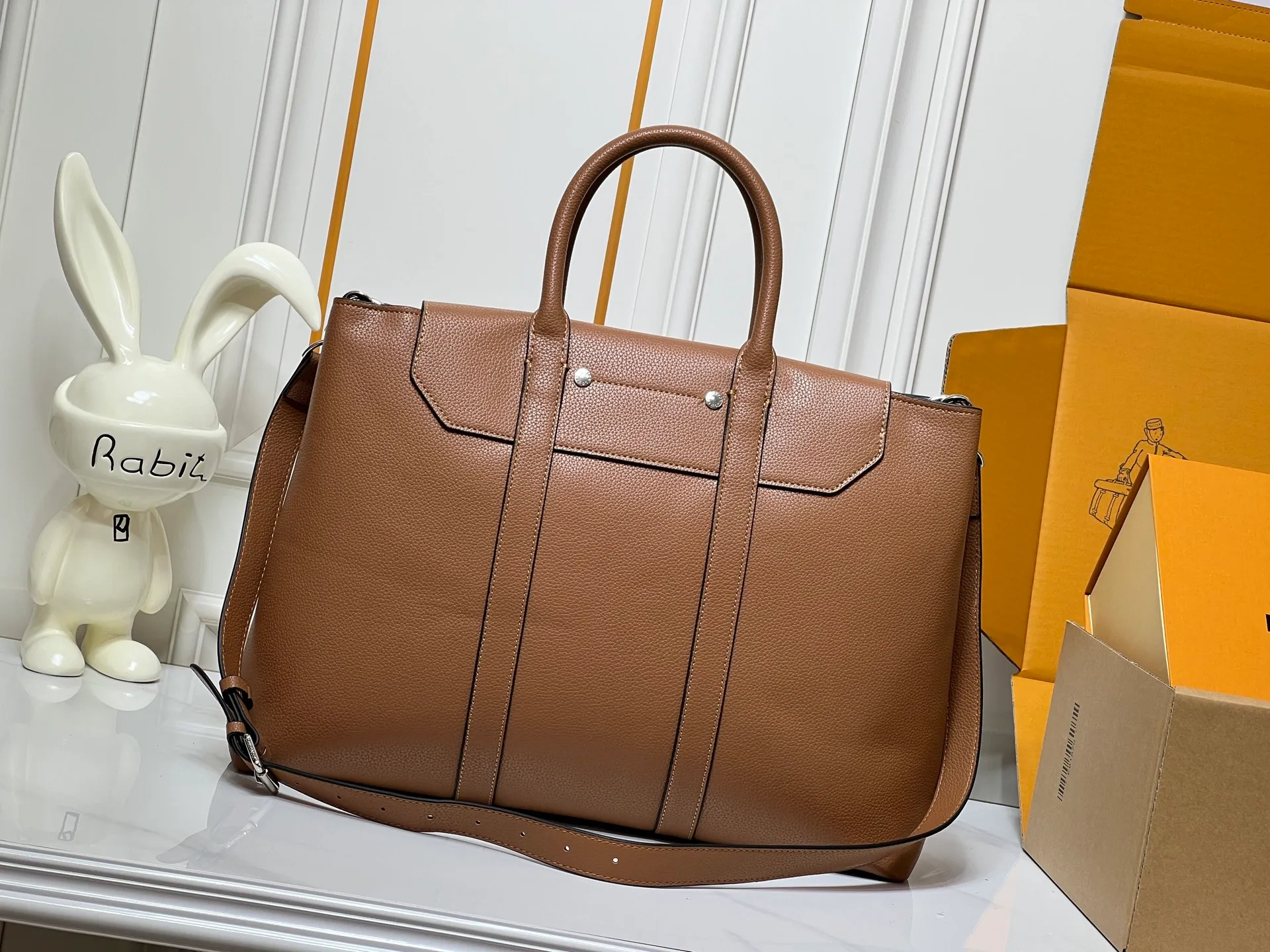 Batch 380💰Upgraded original M23153 M23154 M11663 This Georges Tote medium handbag is made of Cuir Millesime grained cow leather, with deep tones to enhance the elegance, and the S-lock lock, extended handle and unique silhouette highlight the avant-garde style. The cow leather is sourced from Domaine des Massifs, ensuring excellent quality and ethical farming principles. Dimensions: 41.0 x 29.0 x 14.0 cm (length x height x width)