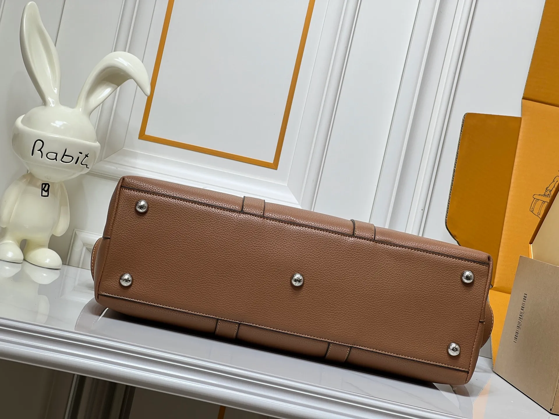 Batch 380💰Upgraded original M23153 M23154 M11663 This Georges Tote medium handbag is made of Cuir Millesime grained cow leather, with deep tones to enhance the elegance, and the S-lock lock, extended handle and unique silhouette highlight the avant-garde style. The cow leather is sourced from Domaine des Massifs, ensuring excellent quality and ethical farming principles. Dimensions: 41.0 x 29.0 x 14.0 cm (length x height x width)