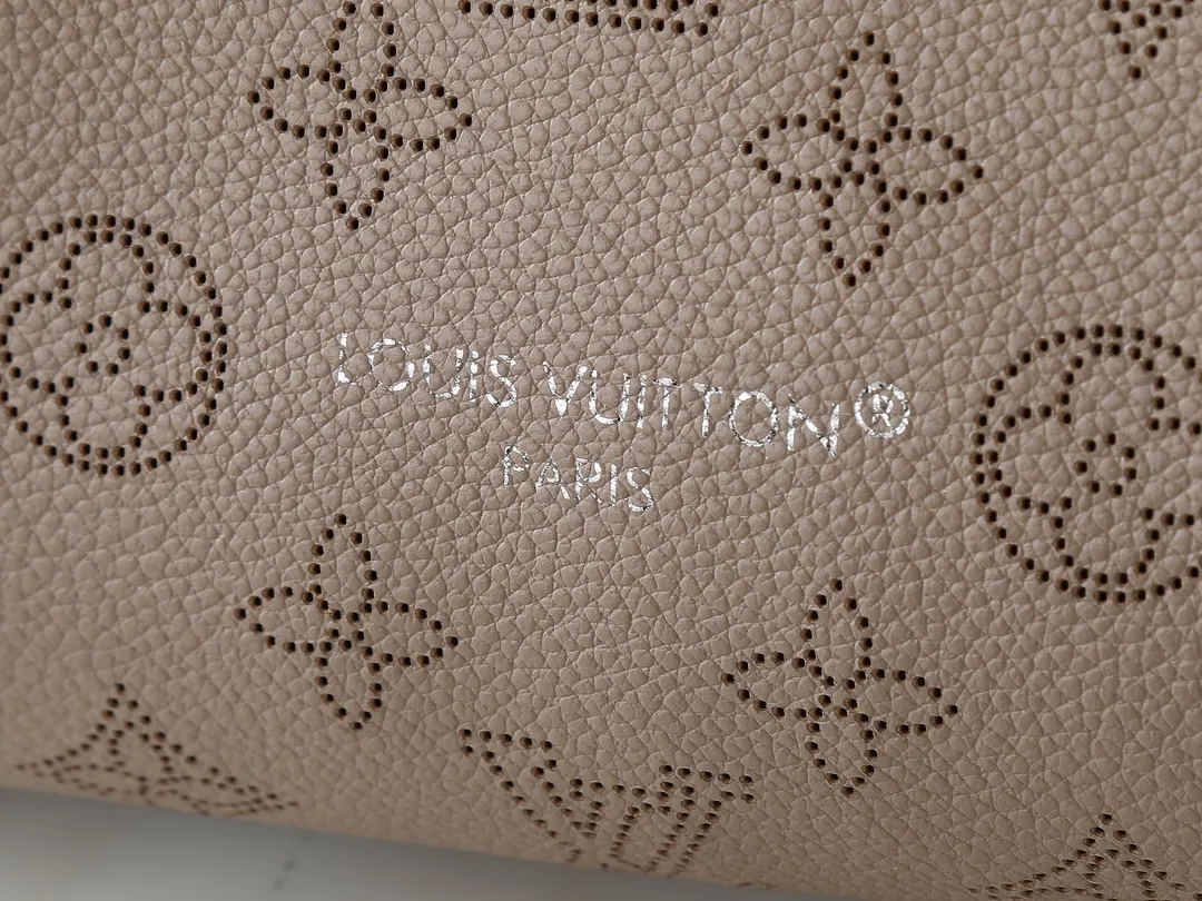 💰280💰Upgraded from the original M13180 Mahina series introduces the Boundless handbag - a multi-functional daily design. It's made from House's signature perforated Mahina leather and is roomy enough to store essential items, including a laptop and tablet. The shoulder bag features a removable zip pocket and is embellished with silver hardware for a sophisticated look. Dimensions: 16.9 x 13.2 x 6.7 inches (LxHxW)