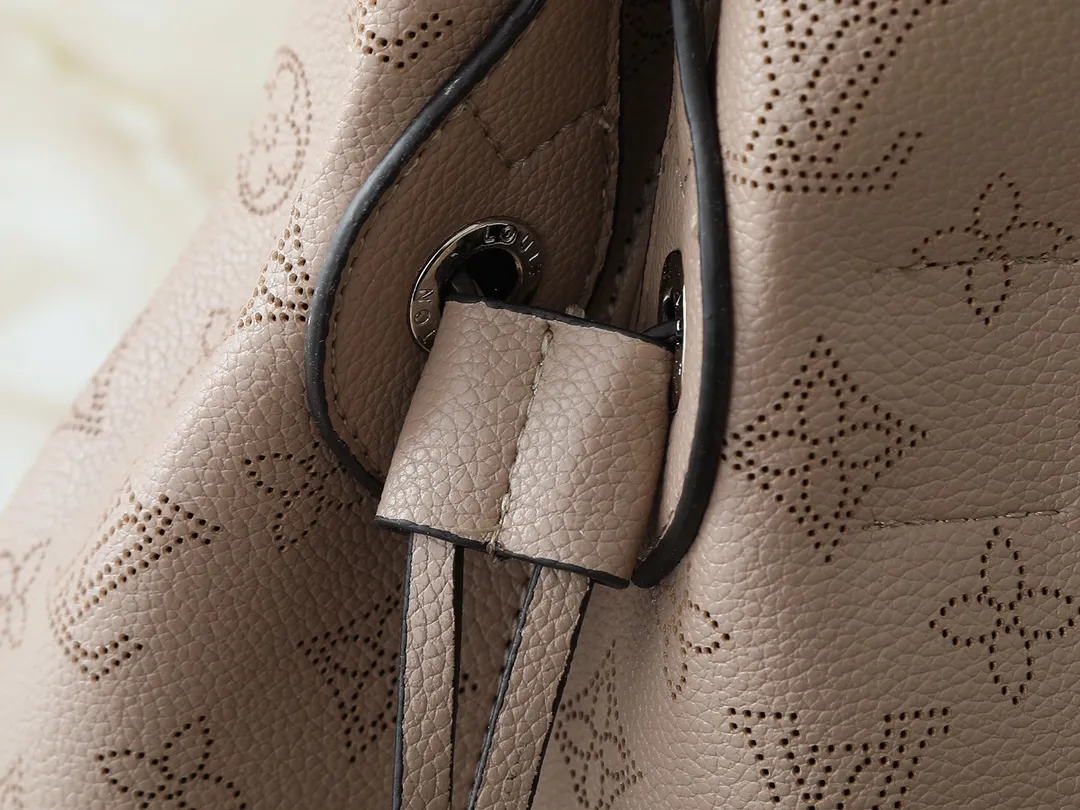 💰280💰Upgraded from the original M13180 Mahina series introduces the Boundless handbag - a multi-functional daily design. It's made from House's signature perforated Mahina leather and is roomy enough to store essential items, including a laptop and tablet. The shoulder bag features a removable zip pocket and is embellished with silver hardware for a sophisticated look. Dimensions: 16.9 x 13.2 x 6.7 inches (LxHxW)