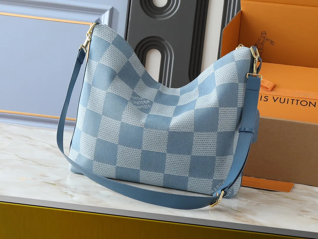 💰280💰Upgraded original N00202 M14018 This Vagabond Hobo handbag is made of Damier Denim 3D cotton canvas with cow leather trim and dazzling metal parts, and is embellished with a soft cotton lining with a gorgeous woven label. The Marque L.Vuitton Déposée logo and metallic beaded zip pullers showcase Pharrell Williams' signature design elements. Dimensions: 38.0 x 35.0 x 12.0 cm (length x height x width)