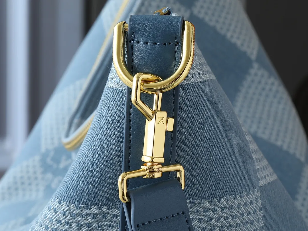 💰280💰Upgraded original N00202 M14018 This Vagabond Hobo handbag is made of Damier Denim 3D cotton canvas with cow leather trim and dazzling metal parts, and is embellished with a soft cotton lining with a gorgeous woven label. The Marque L.Vuitton Déposée logo and metallic beaded zip pullers showcase Pharrell Williams' signature design elements. Dimensions: 38.0 x 35.0 x 12.0 cm (length x height x width)