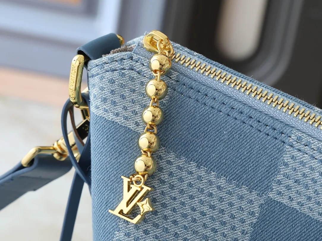 💰280💰Upgraded original N00202 M14018 This Vagabond Hobo handbag is made of Damier Denim 3D cotton canvas with cow leather trim and dazzling metal parts, and is embellished with a soft cotton lining with a gorgeous woven label. The Marque L.Vuitton Déposée logo and metallic beaded zip pullers showcase Pharrell Williams' signature design elements. Dimensions: 38.0 x 35.0 x 12.0 cm (length x height x width)