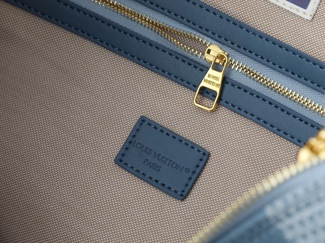 💰280💰Upgraded original N00202 M14018 This Vagabond Hobo handbag is made of Damier Denim 3D cotton canvas with cow leather trim and dazzling metal parts, and is embellished with a soft cotton lining with a gorgeous woven label. The Marque L.Vuitton Déposée logo and metallic beaded zip pullers showcase Pharrell Williams' signature design elements. Dimensions: 38.0 x 35.0 x 12.0 cm (length x height x width)