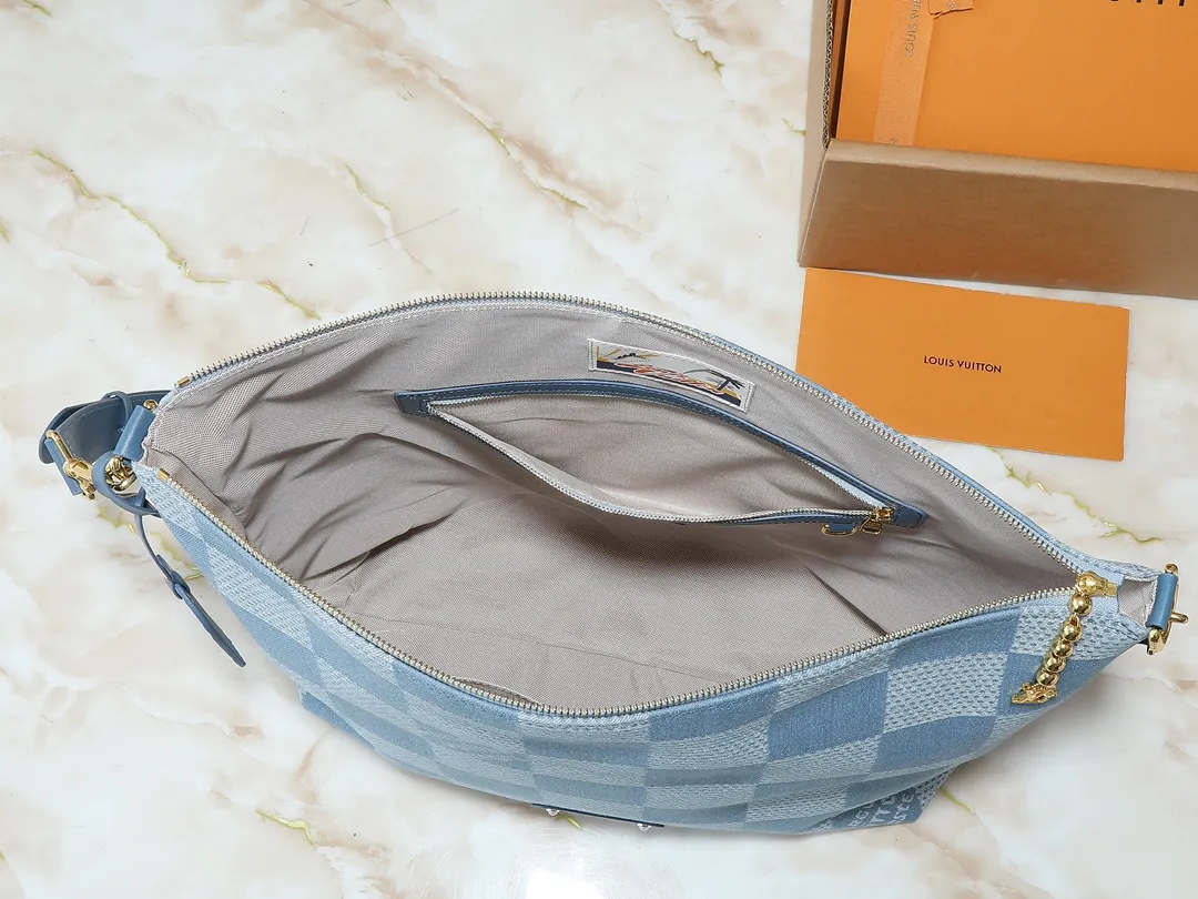 💰280💰Upgraded original N00202 M14018 This Vagabond Hobo handbag is made of Damier Denim 3D cotton canvas with cow leather trim and dazzling metal parts, and is embellished with a soft cotton lining with a gorgeous woven label. The Marque L.Vuitton Déposée logo and metallic beaded zip pullers showcase Pharrell Williams' signature design elements. Dimensions: 38.0 x 35.0 x 12.0 cm (length x height x width)