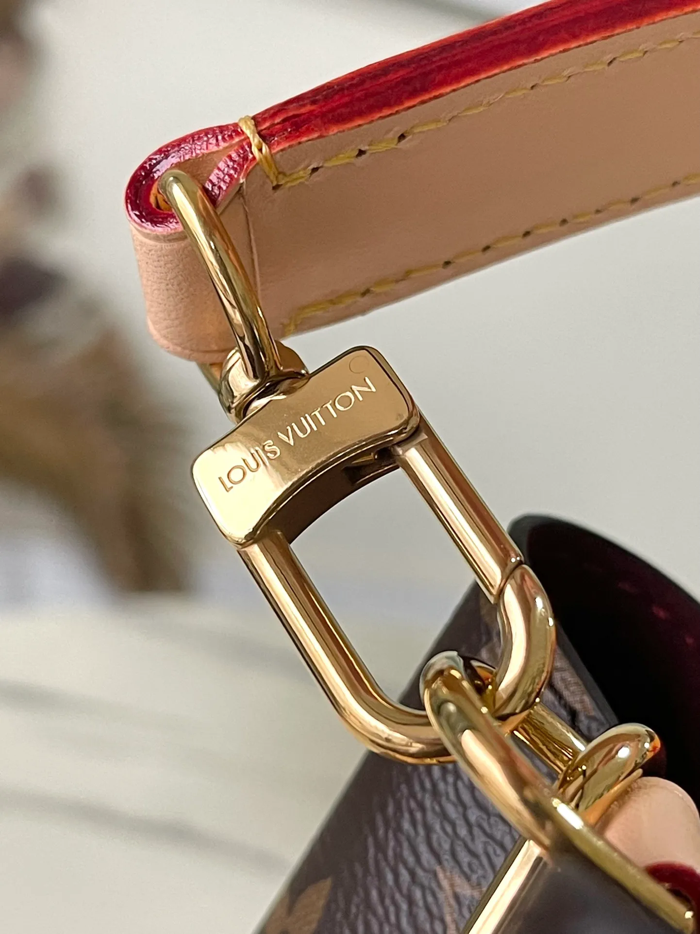 💰800 The top original order M46581 supports counter inspection. The photo taken of duty-free goods is consistent with the product and has not been unpacked. This product is an exclusive duty-free product in the market and is the highest-end product. Inspection is supported. This product has passed strict inspection and is flawless. Please wear gloves when touching the product. This product is not returnable or exchangeable. Please confirm the product first and then remove the label on the handle. This product is temporarily not open to the public, only regular customers, and is in short supply. Dimensions: 20 x 20 x 13 cm