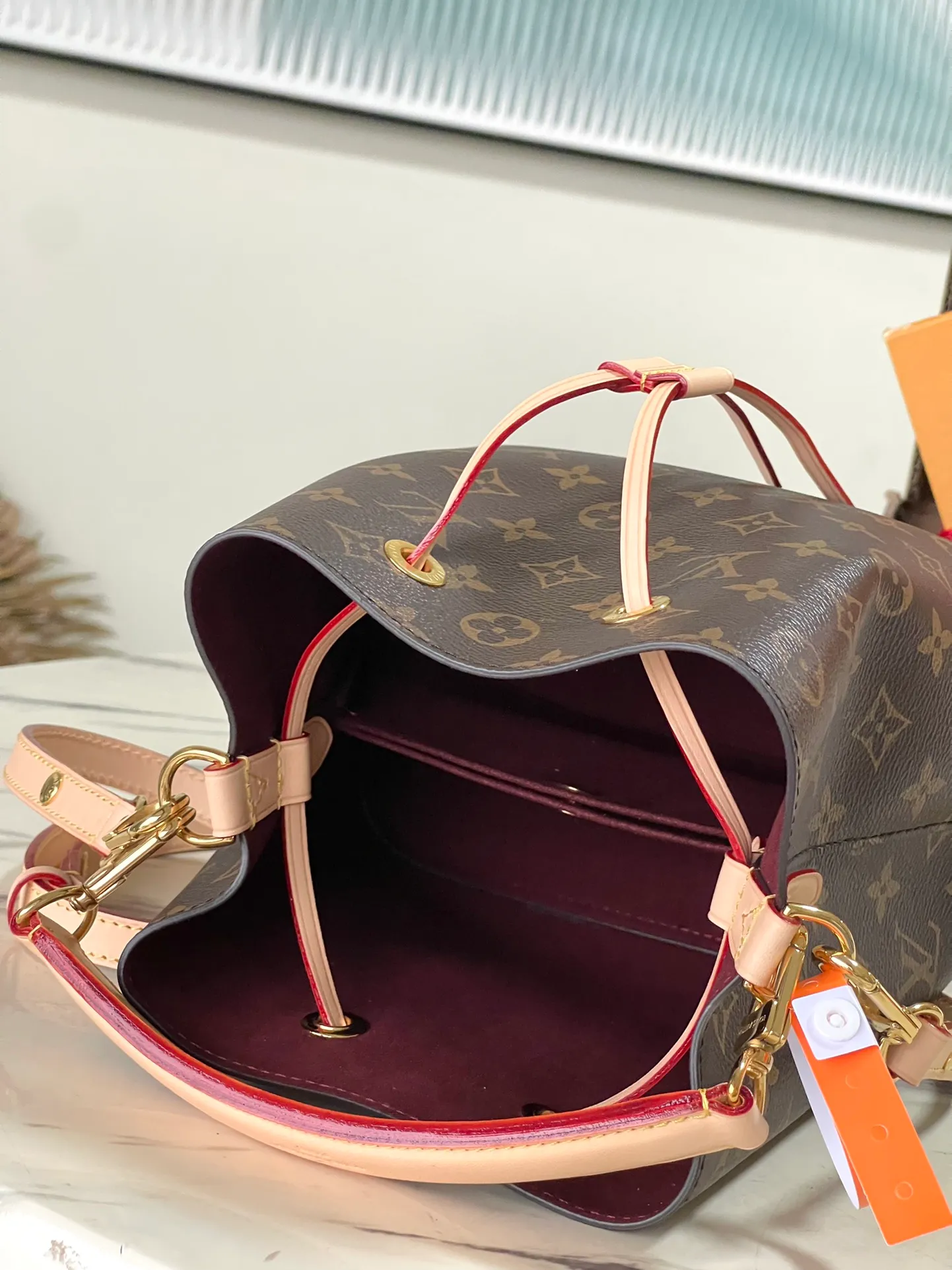 💰800 The top original order M46581 supports counter inspection. The photo taken of duty-free goods is consistent with the product and has not been unpacked. This product is an exclusive duty-free product in the market and is the highest-end product. Inspection is supported. This product has passed strict inspection and is flawless. Please wear gloves when touching the product. This product is not returnable or exchangeable. Please confirm the product first and then remove the label on the handle. This product is temporarily not open to the public, only regular customers, and is in short supply. Dimensions: 20 x 20 x 13 cm