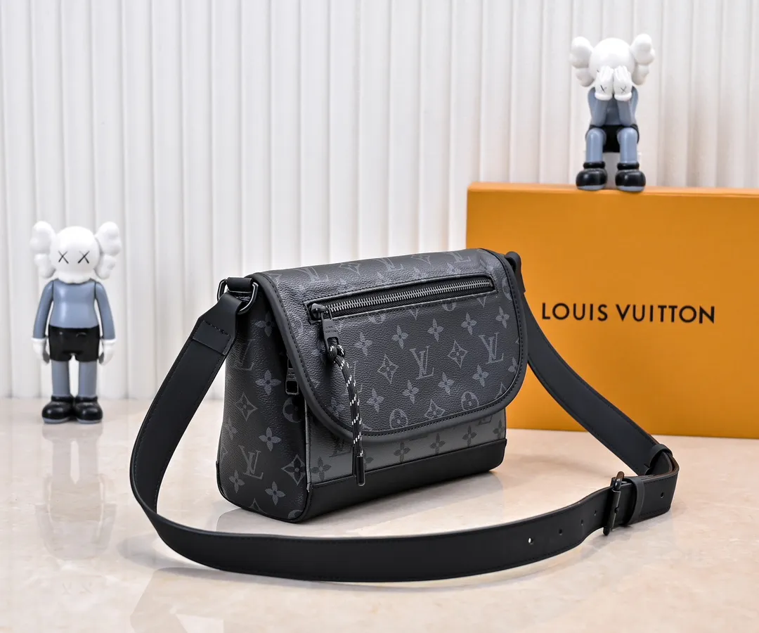 💰240💰Upgraded from the original M12681 M12806. This Pulse messenger bag is exquisitely constructed with Monogram Eclipse canvas, and is equipped with a cord zipper puller for the outer pocket on the flap. The magnetic closure makes it easy to access items, and the leather shoulder strap can be adjusted using the side loops, making it ideal for shoulder or cross-body wear. 26.6 x 17.0 x 11.0 cm (length x height x width)