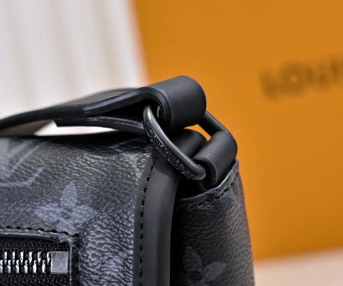 💰240💰Upgraded from the original M12681 M12806. This Pulse messenger bag is exquisitely constructed with Monogram Eclipse canvas, and is equipped with a cord zipper puller for the outer pocket on the flap. The magnetic closure makes it easy to access items, and the leather shoulder strap can be adjusted using the side loops, making it ideal for shoulder or cross-body wear. 26.6 x 17.0 x 11.0 cm (length x height x width)
