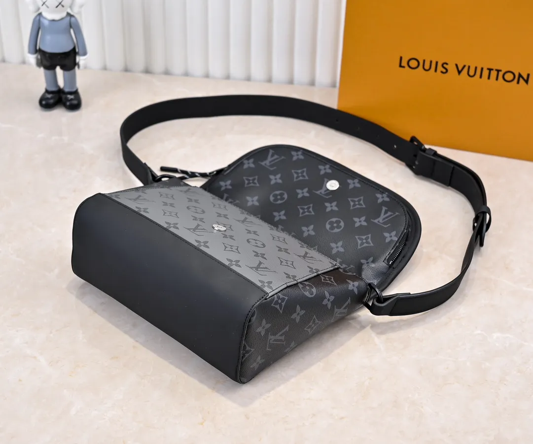 💰240💰Upgraded from the original M12681 M12806. This Pulse messenger bag is exquisitely constructed with Monogram Eclipse canvas, and is equipped with a cord zipper puller for the outer pocket on the flap. The magnetic closure makes it easy to access items, and the leather shoulder strap can be adjusted using the side loops, making it ideal for shoulder or cross-body wear. 26.6 x 17.0 x 11.0 cm (length x height x width)