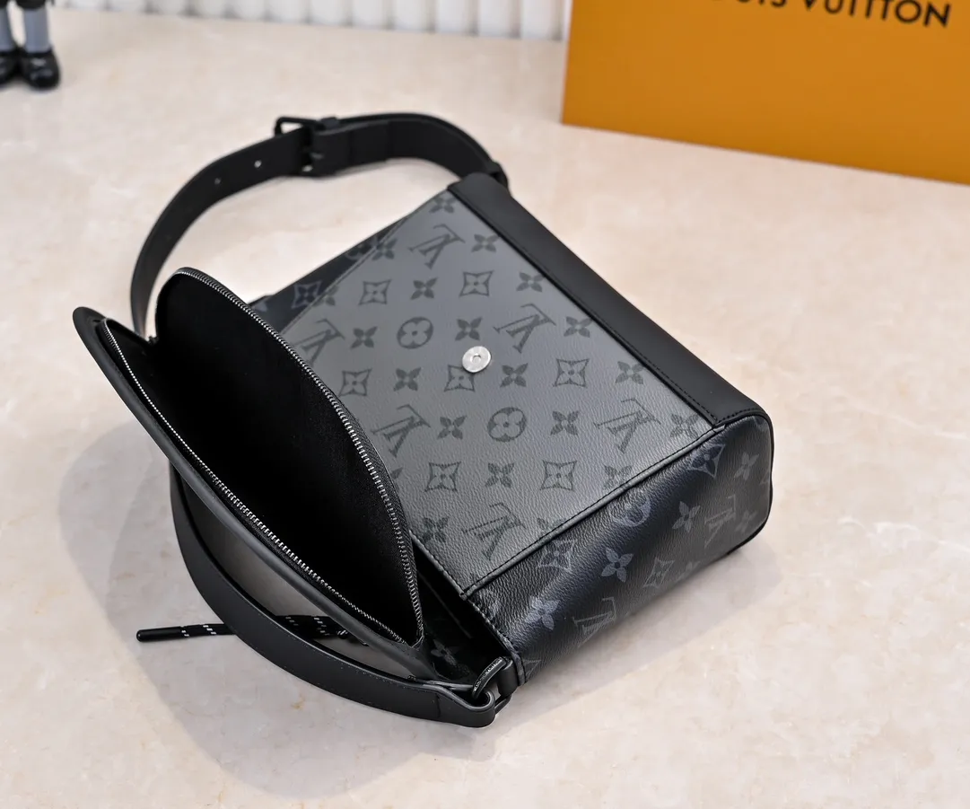 💰240💰Upgraded from the original M12681 M12806. This Pulse messenger bag is exquisitely constructed with Monogram Eclipse canvas, and is equipped with a cord zipper puller for the outer pocket on the flap. The magnetic closure makes it easy to access items, and the leather shoulder strap can be adjusted using the side loops, making it ideal for shoulder or cross-body wear. 26.6 x 17.0 x 11.0 cm (length x height x width)