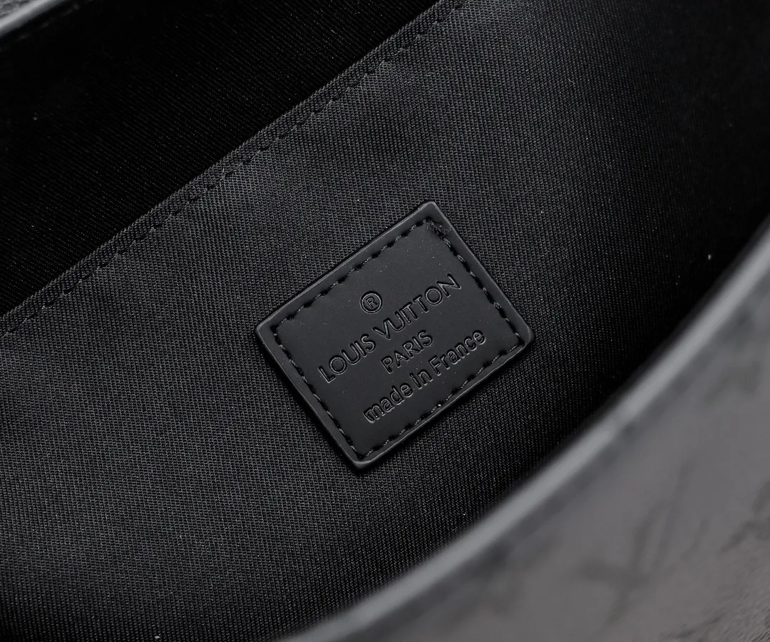 💰240💰Upgraded from the original M12681 M12806. This Pulse messenger bag is exquisitely constructed with Monogram Eclipse canvas, and is equipped with a cord zipper puller for the outer pocket on the flap. The magnetic closure makes it easy to access items, and the leather shoulder strap can be adjusted using the side loops, making it ideal for shoulder or cross-body wear. 26.6 x 17.0 x 11.0 cm (length x height x width)