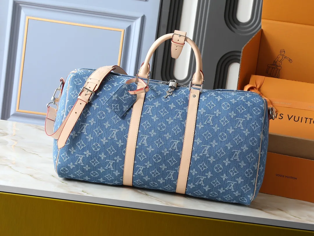 💰380💰Upgraded from the original M24315 M41416 This KEEPALL BANDOULIÈRE 50 travel bag This Keepall Bandoulière travel bag uses Monogram Denim fabric to deliver a dynamic and fashionable atmosphere. The Monogram pattern is laid out on certified canvas fabric dyed in denim tones, creating an eye-catching visual contrast with the cowhide leather trim. Paired with a padlock and detachable strap, it's a perfect choice for short trips. Dimensions: 50 x 29 x 22 cm