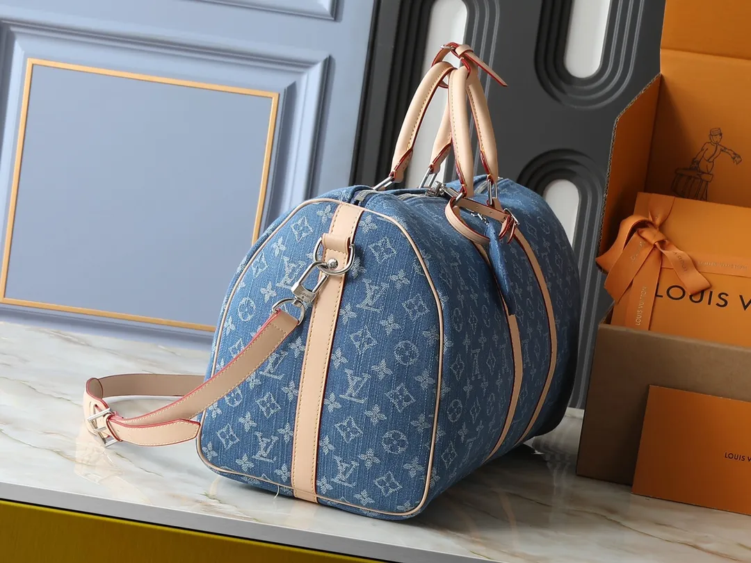 💰380💰Upgraded from the original M24315 M41416 This KEEPALL BANDOULIÈRE 50 travel bag This Keepall Bandoulière travel bag uses Monogram Denim fabric to deliver a dynamic and fashionable atmosphere. The Monogram pattern is laid out on certified canvas fabric dyed in denim tones, creating an eye-catching visual contrast with the cowhide leather trim. Paired with a padlock and detachable strap, it's a perfect choice for short trips. Dimensions: 50 x 29 x 22 cm