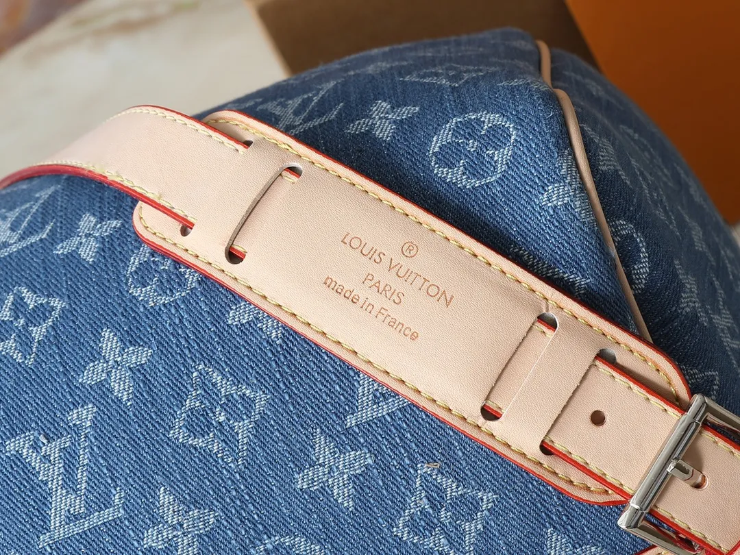 💰380💰Upgraded from the original M24315 M41416 This KEEPALL BANDOULIÈRE 50 travel bag This Keepall Bandoulière travel bag uses Monogram Denim fabric to deliver a dynamic and fashionable atmosphere. The Monogram pattern is laid out on certified canvas fabric dyed in denim tones, creating an eye-catching visual contrast with the cowhide leather trim. Paired with a padlock and detachable strap, it's a perfect choice for short trips. Dimensions: 50 x 29 x 22 cm