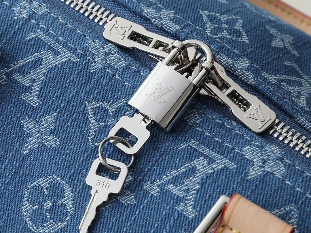 💰380💰Upgraded from the original M24315 M41416 This KEEPALL BANDOULIÈRE 50 travel bag This Keepall Bandoulière travel bag uses Monogram Denim fabric to deliver a dynamic and fashionable atmosphere. The Monogram pattern is laid out on certified canvas fabric dyed in denim tones, creating an eye-catching visual contrast with the cowhide leather trim. Paired with a padlock and detachable strap, it's a perfect choice for short trips. Dimensions: 50 x 29 x 22 cm