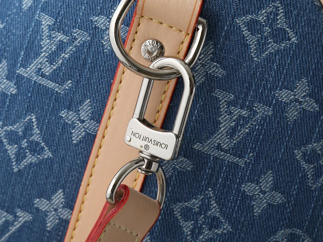 💰380💰Upgraded from the original M24315 M41416 This KEEPALL BANDOULIÈRE 50 travel bag This Keepall Bandoulière travel bag uses Monogram Denim fabric to deliver a dynamic and fashionable atmosphere. The Monogram pattern is laid out on certified canvas fabric dyed in denim tones, creating an eye-catching visual contrast with the cowhide leather trim. Paired with a padlock and detachable strap, it's a perfect choice for short trips. Dimensions: 50 x 29 x 22 cm