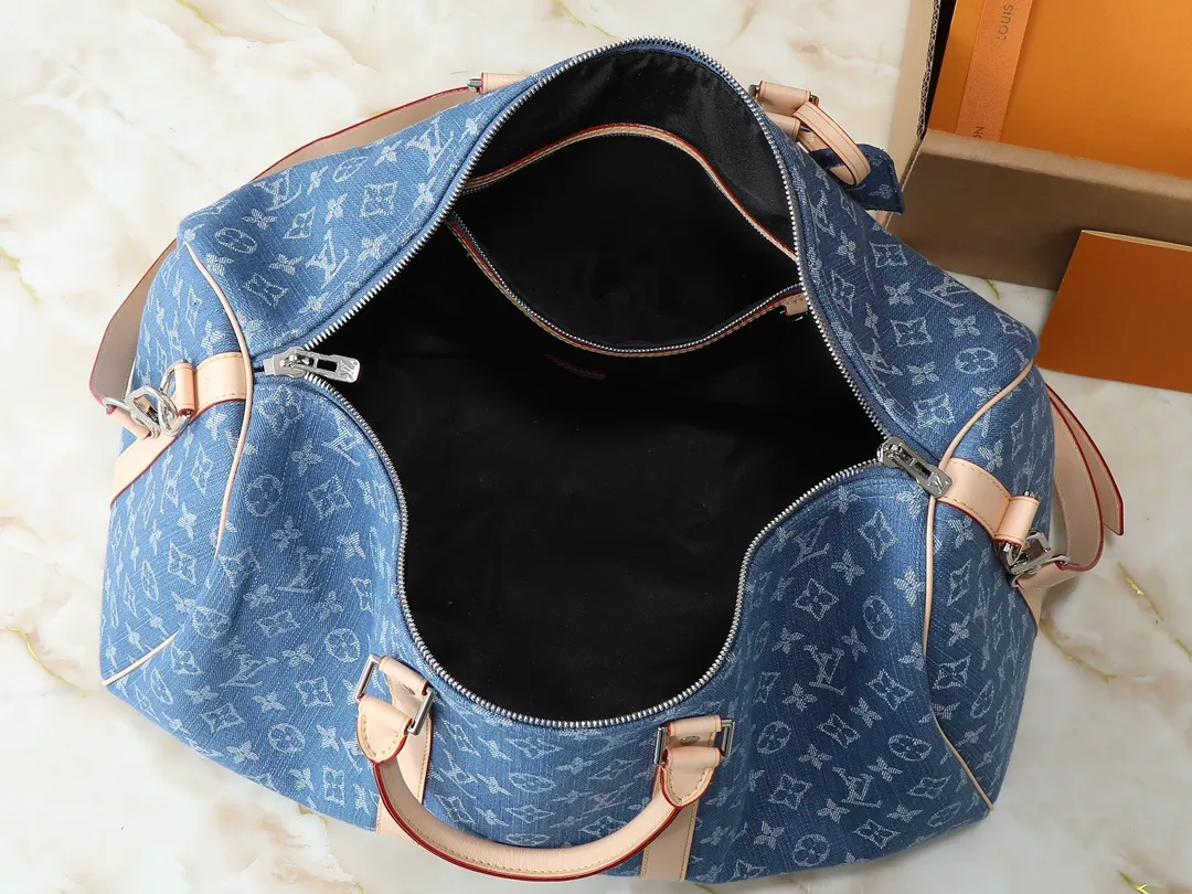 💰380💰Upgraded from the original M24315 M41416 This KEEPALL BANDOULIÈRE 50 travel bag This Keepall Bandoulière travel bag uses Monogram Denim fabric to deliver a dynamic and fashionable atmosphere. The Monogram pattern is laid out on certified canvas fabric dyed in denim tones, creating an eye-catching visual contrast with the cowhide leather trim. Paired with a padlock and detachable strap, it's a perfect choice for short trips. Dimensions: 50 x 29 x 22 cm